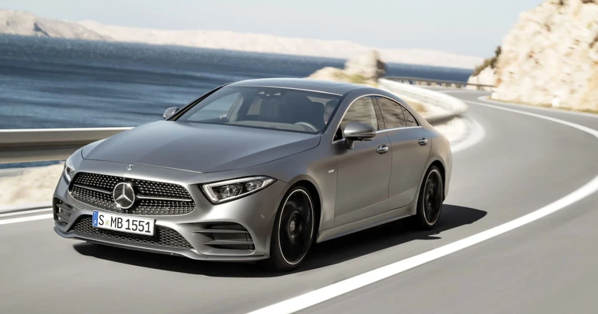 Mercedes-Benz CLS คูเป้ 4 ประตูซีดานยักษ์คราบรถสปอร์ต