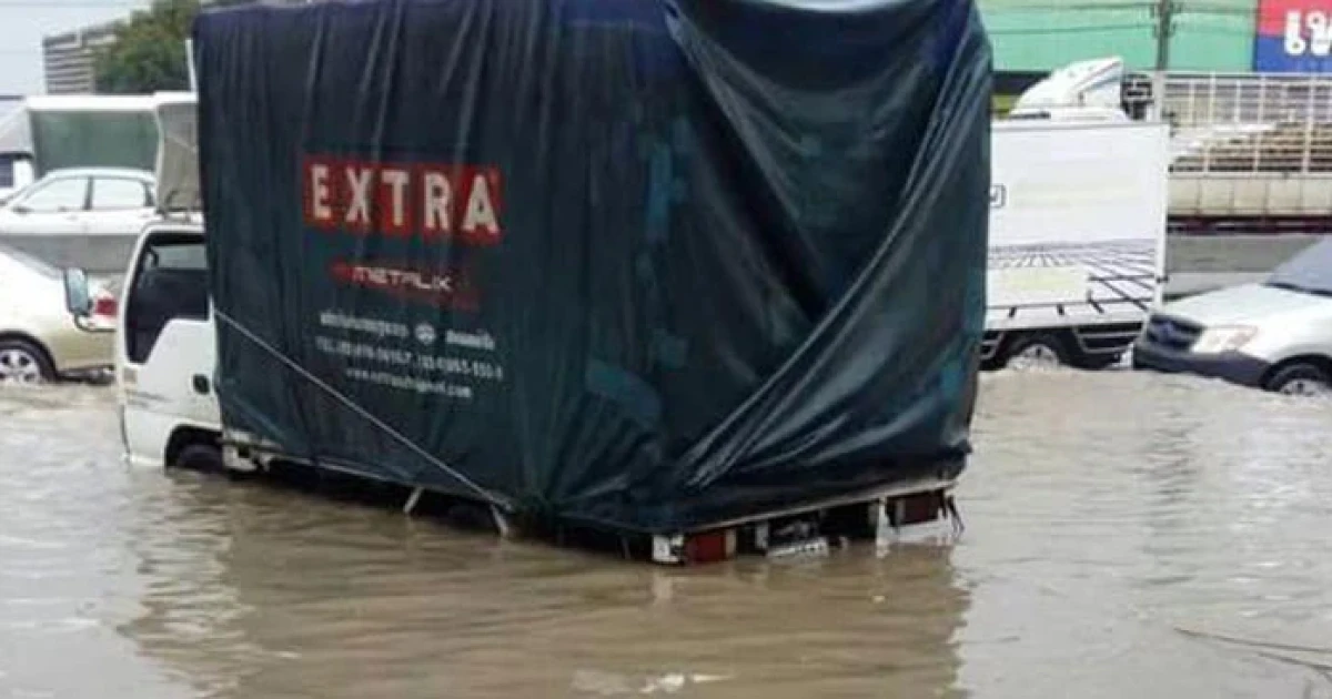 ประมวลภาพน้ำท่วมสุดโหดในกทม.