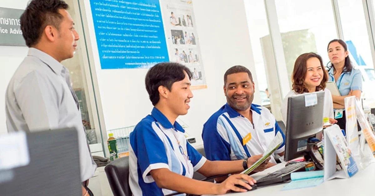 ผู้บริหารระดับสูงเชฟโรเลต "ใส่ใจ" ลงมือปฏิบัติงานจริงที่ศูนย์บริการ ในกิจกรรม "เชฟโรเลต เดย์"