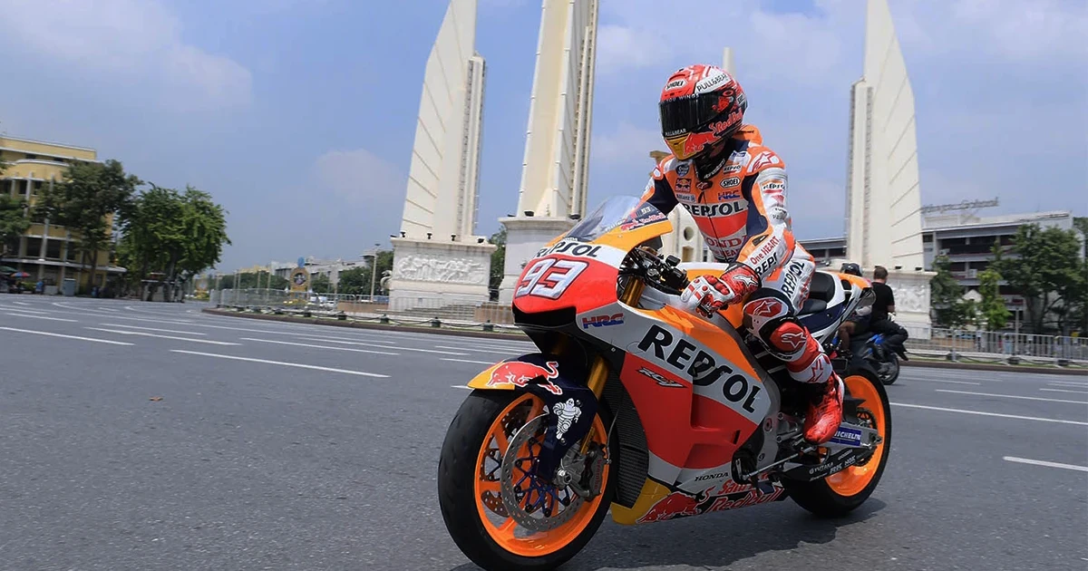 มาร์ค มาร์เกซ แชมป์โลกโมโตจีพี 4 สมัย โชว์ตัวทำกิจกรรมกลางกรุงฯ ก่อนแข่ง พีทีที ไทยแลนด์ กรังด์ปรีซ์ 2018