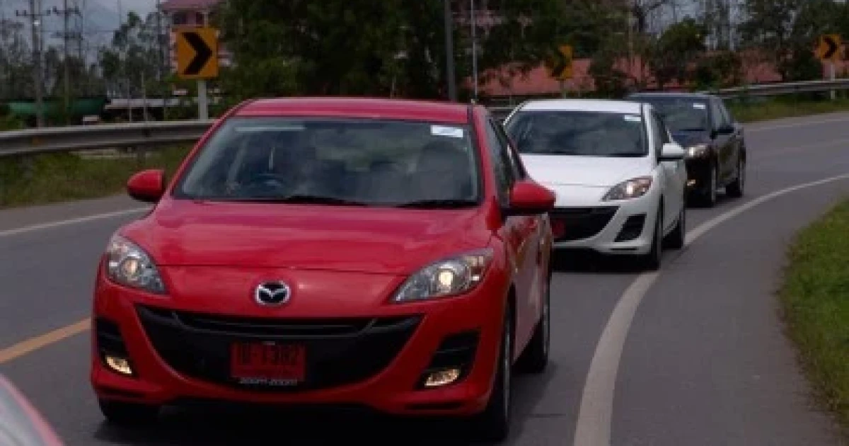 รีวิว Mazda 3 1.6 L เน้นประหยัดแบบสปอร์ต รีวิว Mazda 3 1.6 L เน้นประหยัดแบบสปอร์ต