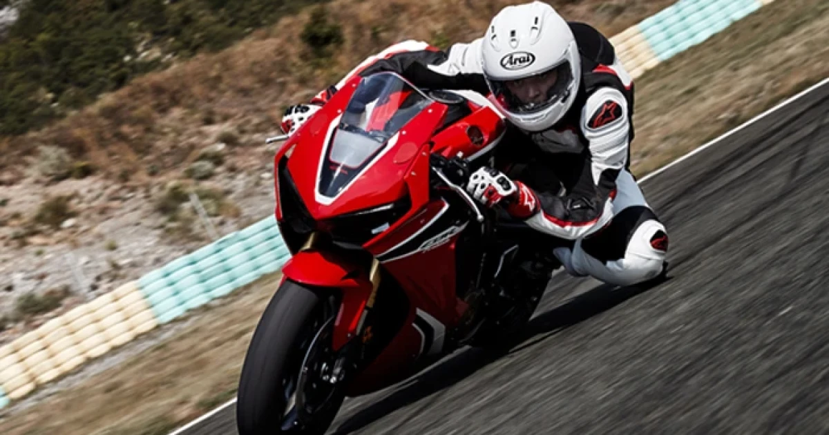 แอบส่อง Honda CBR1000RR 2017 ซูเปอร์สปอร์ตพันธุ์ดุ ดีไซน์ใหม่แรงสะใจ