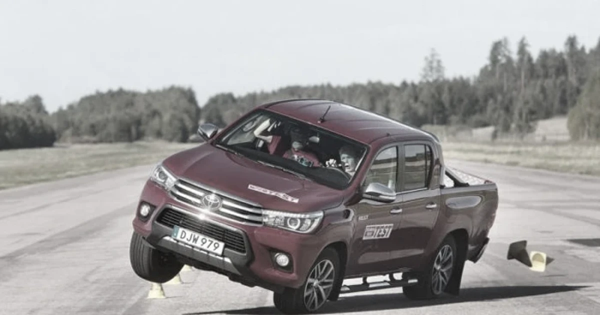 โตโยต้า ไฮลักซ์ ล้อยกจนเกือบคว่ำ ในการทดสอบหักหลบสิ่งกีดขวางกะทันหันที่สวีเดน