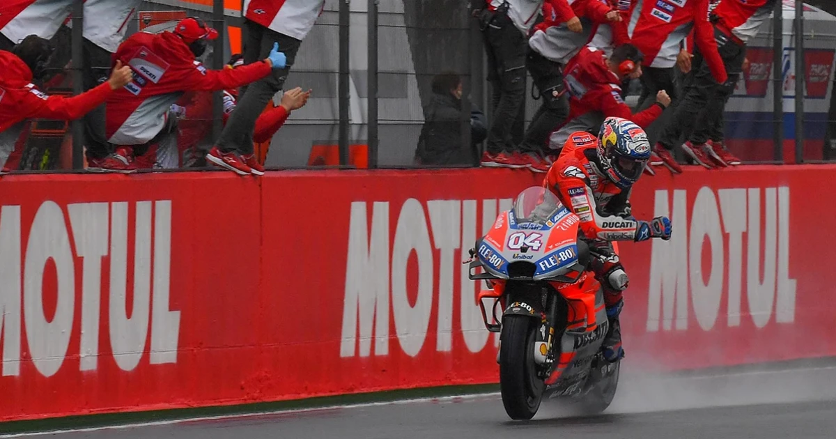 Moto GP 2018 สนามสุดท้ายฝนกระหน่ำจนต้องตีธงแดงก่อน Dovizioso กลับมาคว้าชัยส่งท้ายปิดฤดูกาล