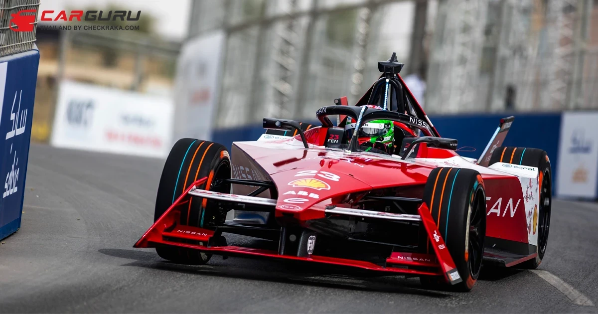 นักแข่งจากทีม นิสสัน ฟอมูล่า อี ขึ้นโพเดี้ยมในการแข่งขัน Diriyah E-Prix