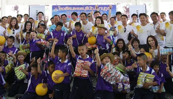 เชฟโรเลต ส่งความสุขให้น้องๆ โรงเรียนเพชรบุรีปัญญานุกูล