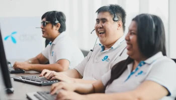 dtac ร่วมเชิดชูคนทำงานและสิทธิแรงงาน กับอารมณ์ดีๆของพนักงานคอลเซ็นเตอร์มือถือ ผู้พิการทางสายตา ที่มีรายได้และโบนัส ที่หลายคนอิจฉา