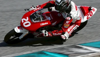 Honda Racing Thailand ดันเด็กไทยโชว์ศักยภาพครึ่งฤดูกาลแรก อุ้ม-นพรุธพงษ์ ทะยานติดท็อป 3 เอเชีย ศึก อิเดมิตสึ เอเชีย ทาเลนต์ คัพ 2025