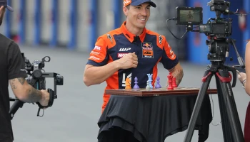 สดจากสนามช้าง! พาส่องซูเปอร์สตาร์นักบิด 𝗠𝗼𝘁𝗼𝗚𝗣 กับบรรยากาศหลัง 𝗣𝗮𝗱𝗱𝗼𝗰𝗸 ก่อนจะเข้าสู่ 𝗣𝗿𝗲-𝗦𝗲𝗮𝘀𝗼𝗻 𝗧𝗲𝘀𝘁 อย่างเป็นทางการ