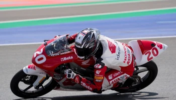 ดาวรุ่งไทยจาก Honda Racing Thailand เดินหน้าเก็บแต้มต่อเนื่อง โดย อุ้ม-นพรุธพงษ์ สร้างผลงานระดับเอเชีย ผ่านครึ่งฤดูกาลรั้งท็อปทรีใน Idemitsu Asia Talent Cup 2025