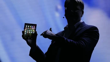 ซัมซุง โชว์นวัตกรรมมือถือหน้าจอพับได้ Infinity Flex Display พร้อมผลิตและวางจำหน่ายปีหน้า!