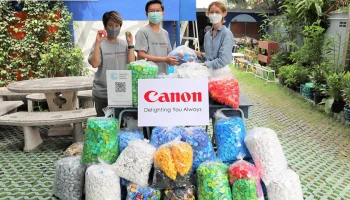 Canon ต่อยอดกิจกรรม "ฝานี้พี่ขอปี 2" ส่งมอบฝาขวดน้ำพลาสติก ให้โครงการ Precious Plastic Bangkok สำหรับนำไปรีไซเคิล เพื่อลดขยะพลาสติก