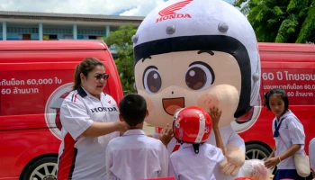 ไทยฮอนด้า ผนึกกำลัง ร้านผู้จำหน่ายทั่วไทย เพิ่มยอดมอบหมวกกันน็อกสู่ 112,440 ใบ พร้อมส่งต่อความห่วงใยทุกภูมิภาคในวาระครบ 60 ปี