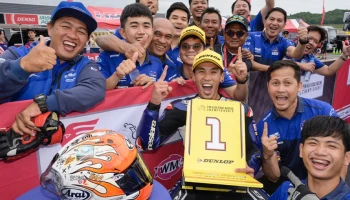 ตี-อนุภาพ และ ไอเดีย-กฤตภัทร 2 นักบิดไทยจาก ยามาฮ่า ไทยแลนด์ เรซซิ่งทีม ซิวแชมป์พาเพลงชาติไทย กระหึ่ม โมเตกิ ประเทศญี่ปุ่น