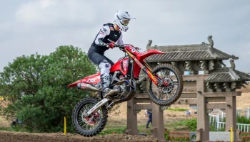 ทิม ไกเซอร์ บิด Honda CRF450R พา Team HRC ฝ่าด่านหินขึ้นโพเดียมอันดับ 2 ลุ้นแชมป์สนามสุดท้าย MXGP 2024 ที่จีน