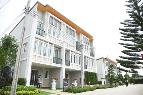 โกลเด้น ซิตี้ เฟรเซอร์ส