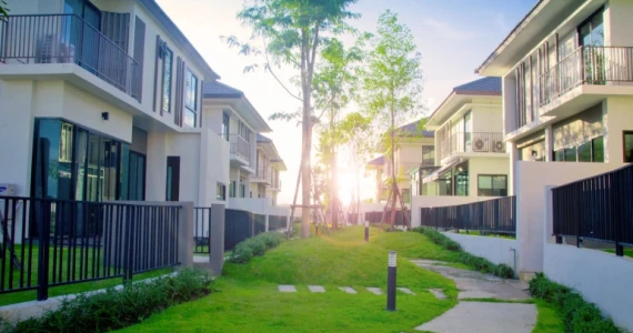 รูปภาพ เพลินจิต คอลลิน่า (Ploenchit Collina)