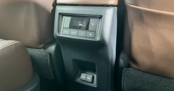 รูปภาพ โตโยต้า Toyota Innova Zenix 2.0 HEV Premium ปี 2023