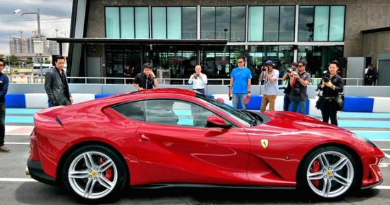 รูปภาพ เฟอร์รารี่ Ferrari 812 Superfast V12 ปี 2017
