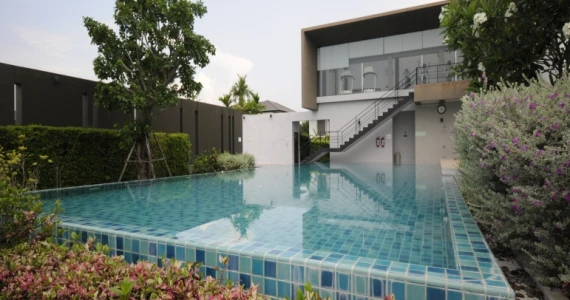 รูปภาพ เพลินจิต คอลลิน่า (Ploenchit Collina)