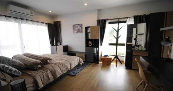 รูปภาพ เพลินจิต คอลลิน่า (Ploenchit Collina)