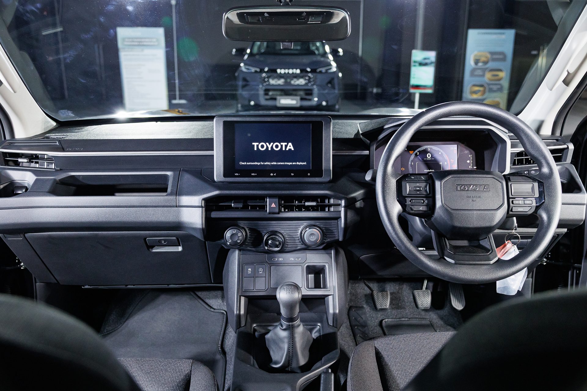 รูปภาพ โตโยต้า Toyota Hilux Travo Double Cab Prerunner 2.8 Smart MT ปี 2025