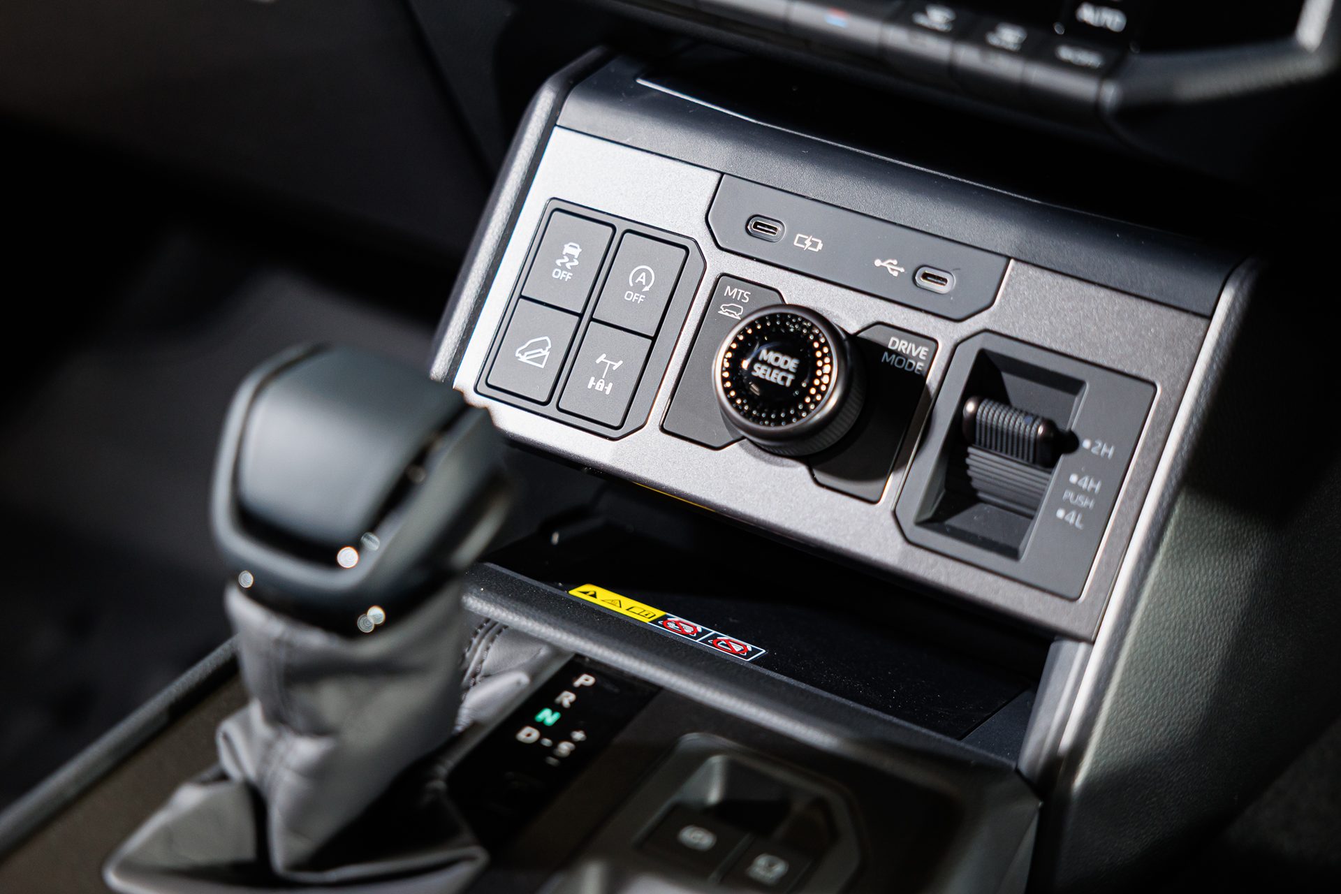 รูปภาพ โตโยต้า Toyota Hilux Travo Double Cab 4TREX 2.8 Overland AT ปี 2025