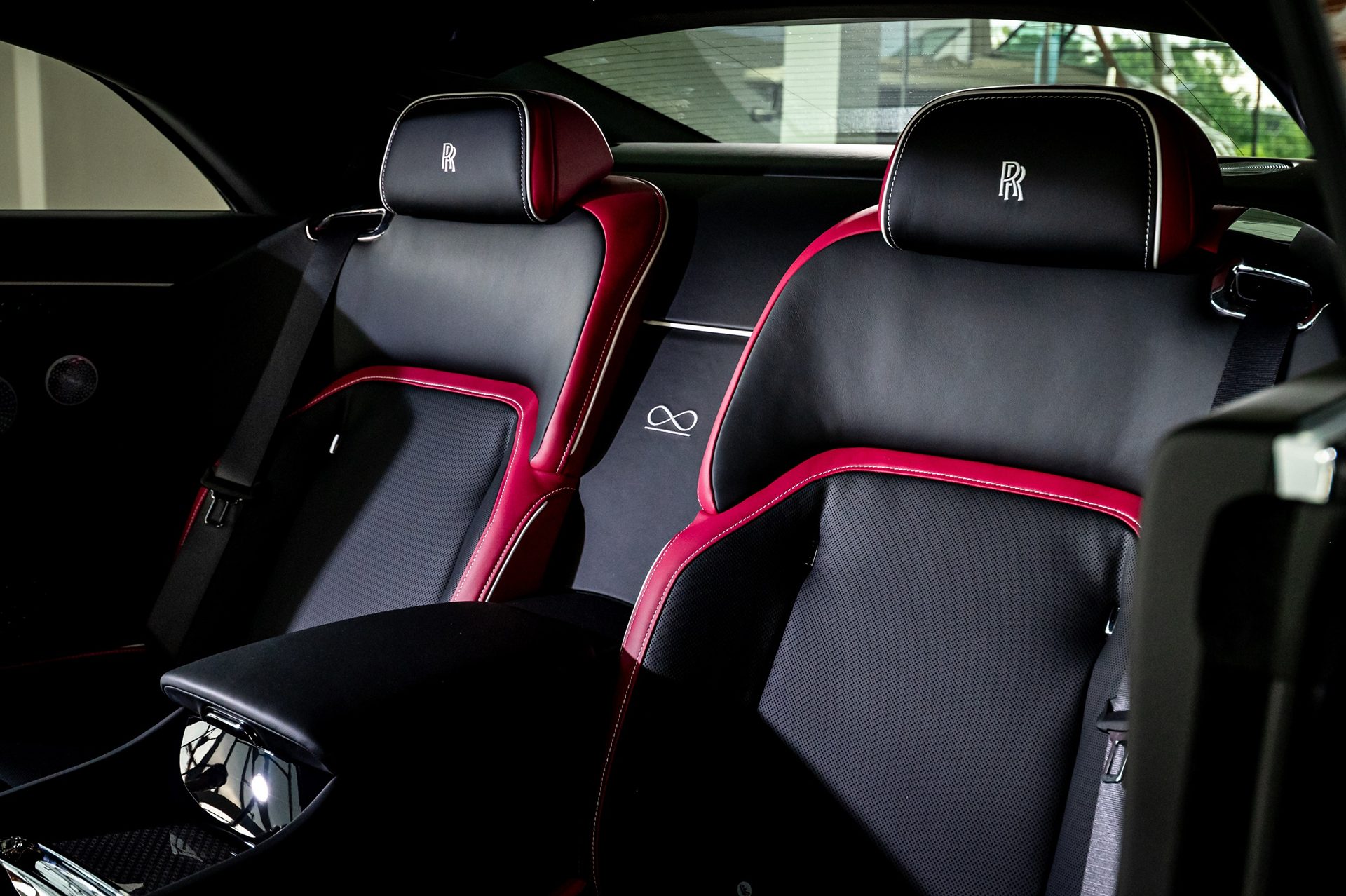 รูปภาพ โรลส์-รอยซ์ Rolls-Royce Black Badge Spectre ปี 2025