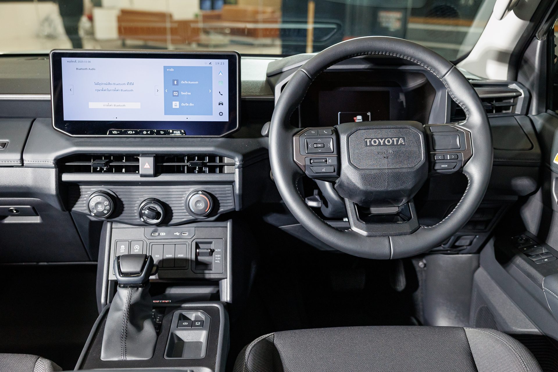 รูปภาพ โตโยต้า Toyota Hilux Travo Smart Cab 4TREX 2.8 Premium AT ปี 2025