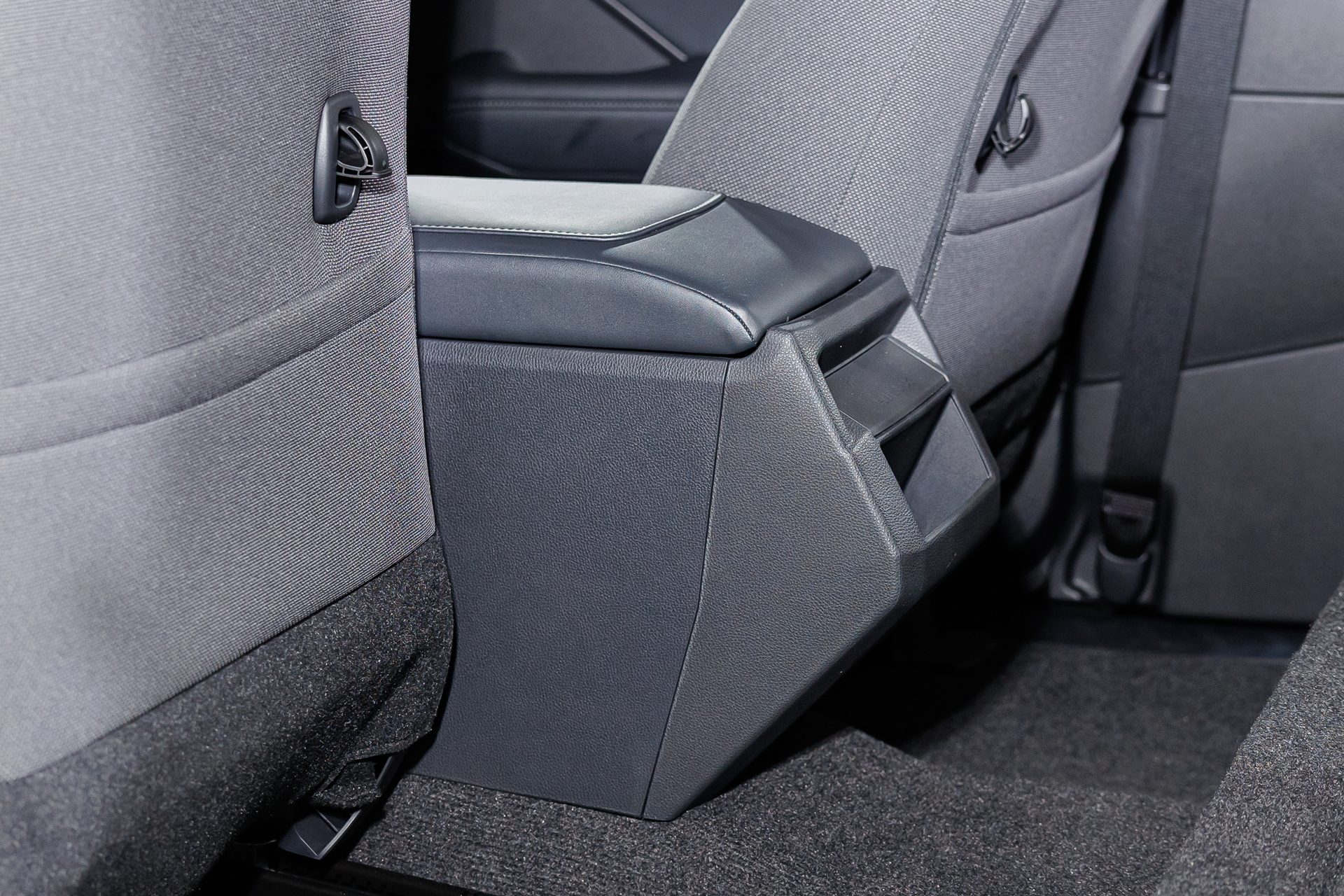 รูปภาพ โตโยต้า Toyota Hilux Travo Smart Cab Prerunner 2.8 Premium MT ปี 2025