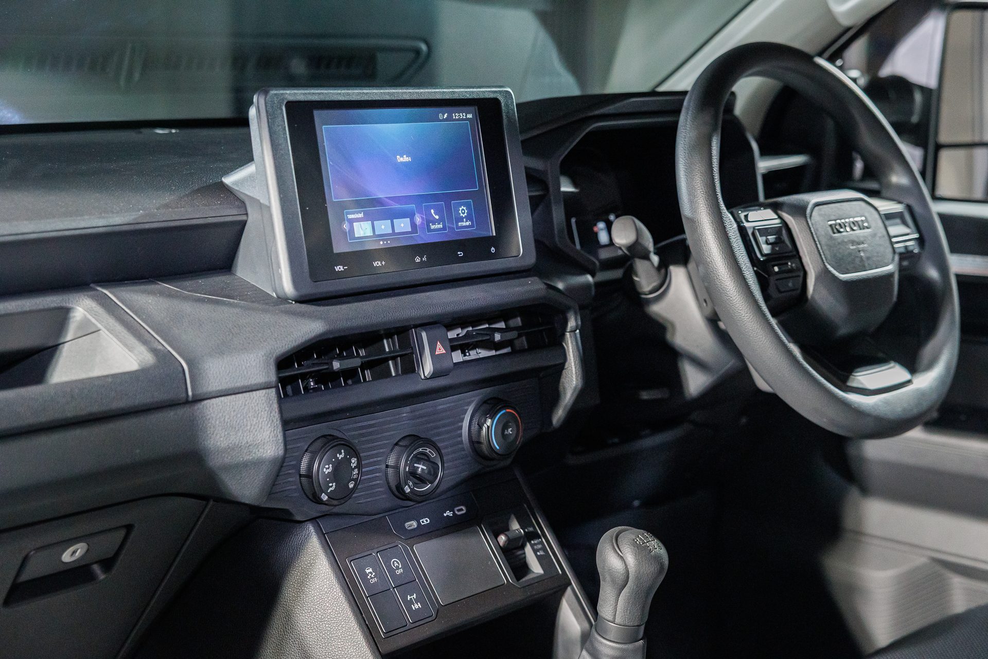 รูปภาพ โตโยต้า Toyota Hilux Travo Standard Cab 4TREX 2.8 MT ปี 2025