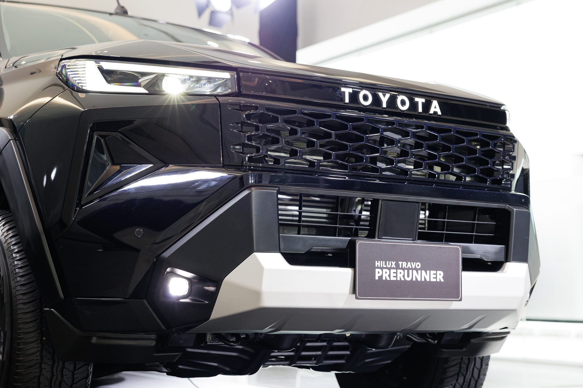 รูปภาพ โตโยต้า Toyota Hilux Travo Smart Cab Prerunner 2.8 Smart AT ปี 2025