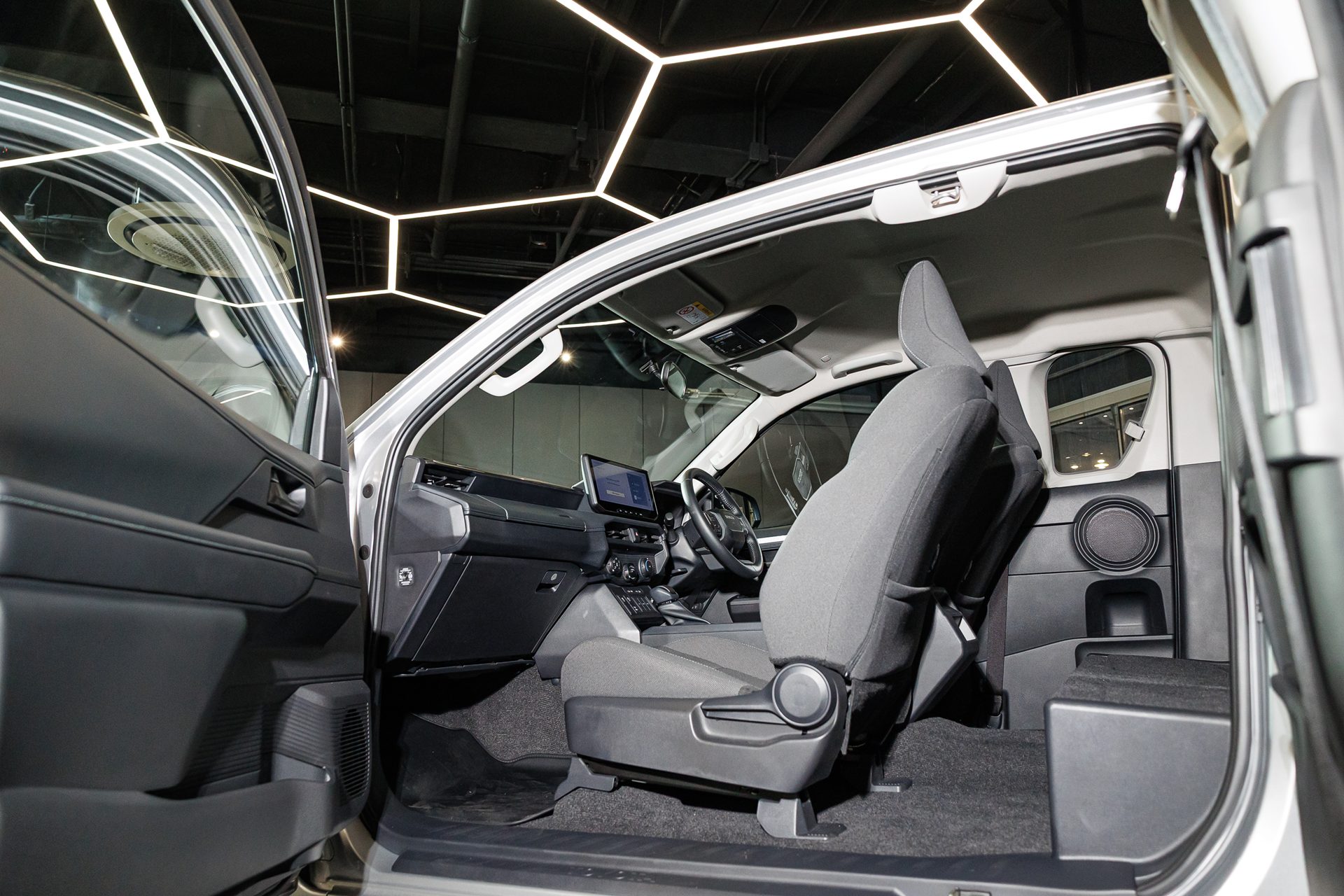 รูปภาพ โตโยต้า Toyota Hilux Travo Smart Cab 4TREX 2.8 Premium MT ปี 2025