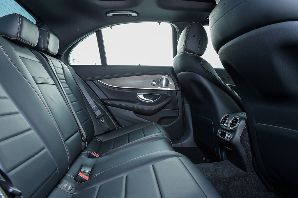 รูปภาพ เมอร์เซเดส-เบนซ์ Mercedes-benz E-Class E 220 D AMG Dynamic ปี 2017