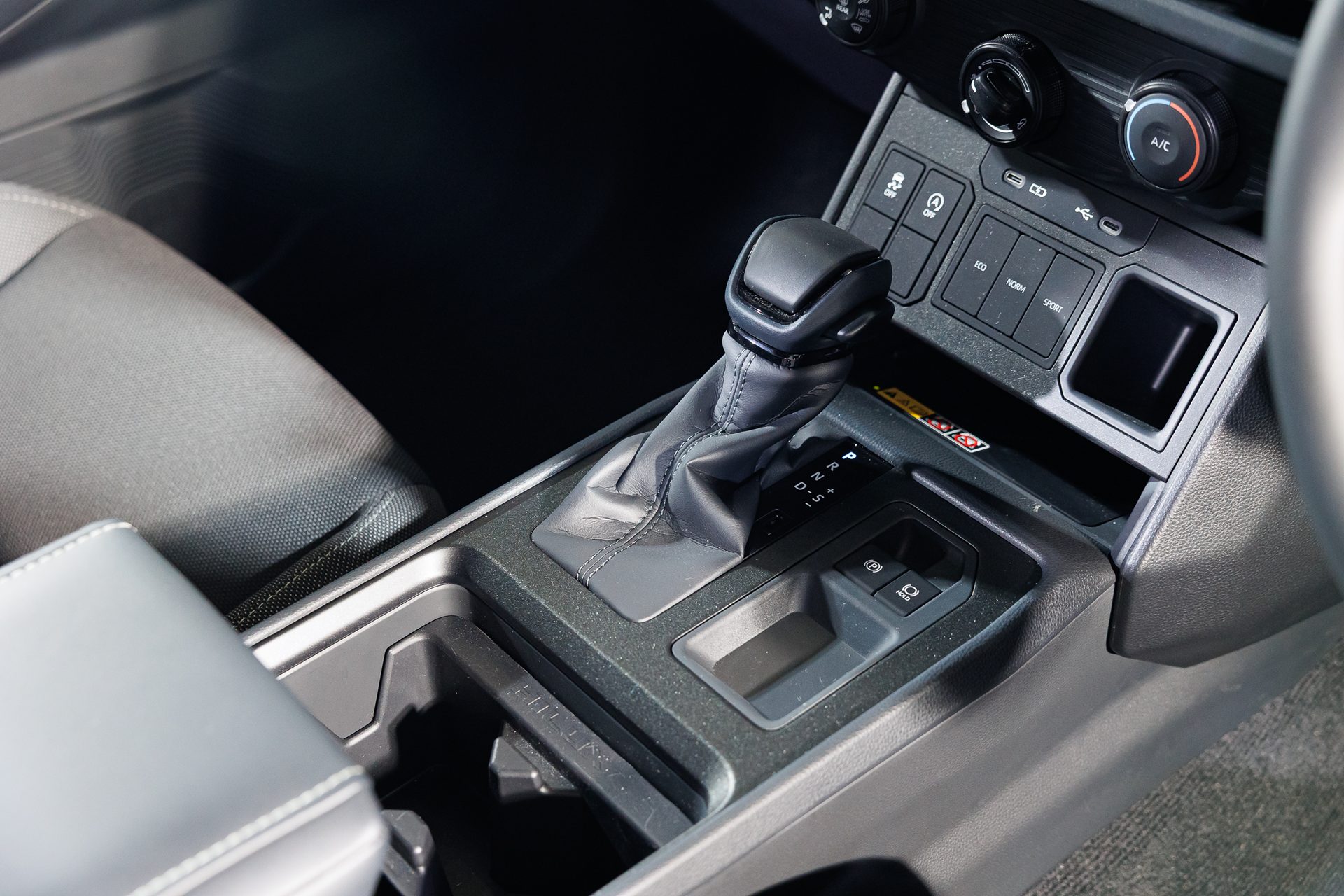 รูปภาพ โตโยต้า Toyota Hilux Travo Smart Cab Prerunner 2.8 Smart AT ปี 2025